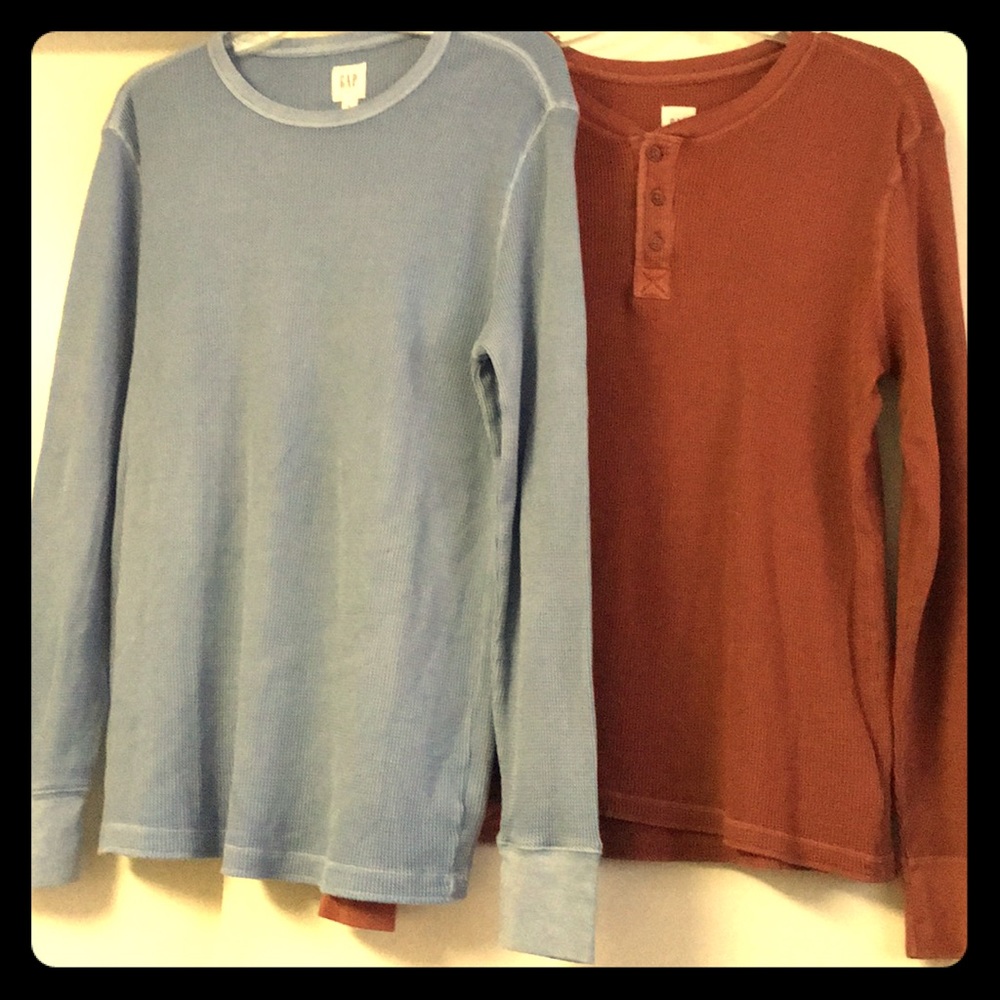 Two women’s gap shirts